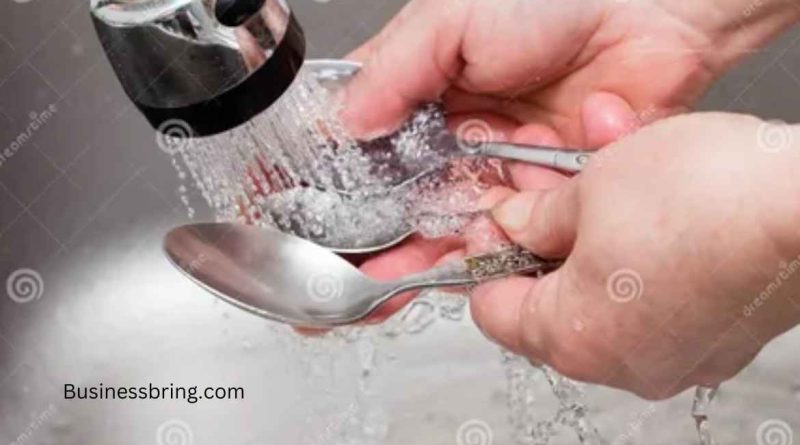 How to Wash a Spoon Without Splashing: Step-by-Step Guide